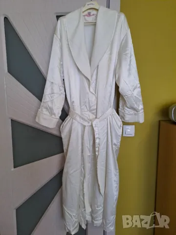 Бял сатенен халат с топла подплата Victoria Secret