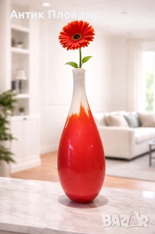 Ваза от арт стъкло в червено и бяло
