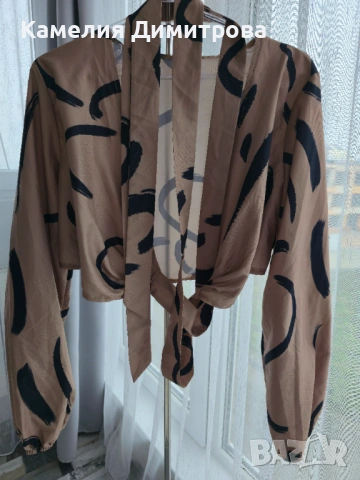 Ефектна дамска риза с връзка и артистичен принт – бежово и черно, снимка 4 - Ризи - 53285553