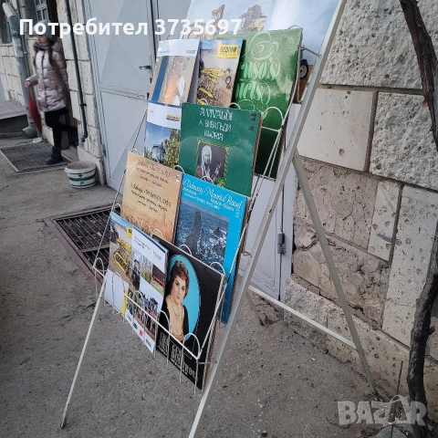 Олекотен стелаж за мартеници.