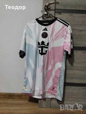 Продавам футболна тениска на Интер Маями на меси отзад.От сезон 2024-25