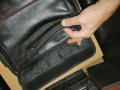Продавам отлична черна кожена чанта за лаптоп 13-14",TARGUS, снимка 2