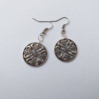 Разкошен комплект обеци и кожено колие с филигрирани медальони с Келтски мотиви в цвят сребро., снимка 5 - Бижутерийни комплекти - 33641749