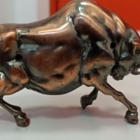 Метална запалка с форма на бик, снимка 1 - Антикварни и старинни предмети - 32614595