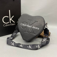 Чанта Calvin Klein , снимка 2 - Чанти - 44847750