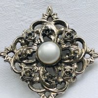 Прекрасна брошка с перла, снимка 5 - Бижутерийни комплекти - 27332968