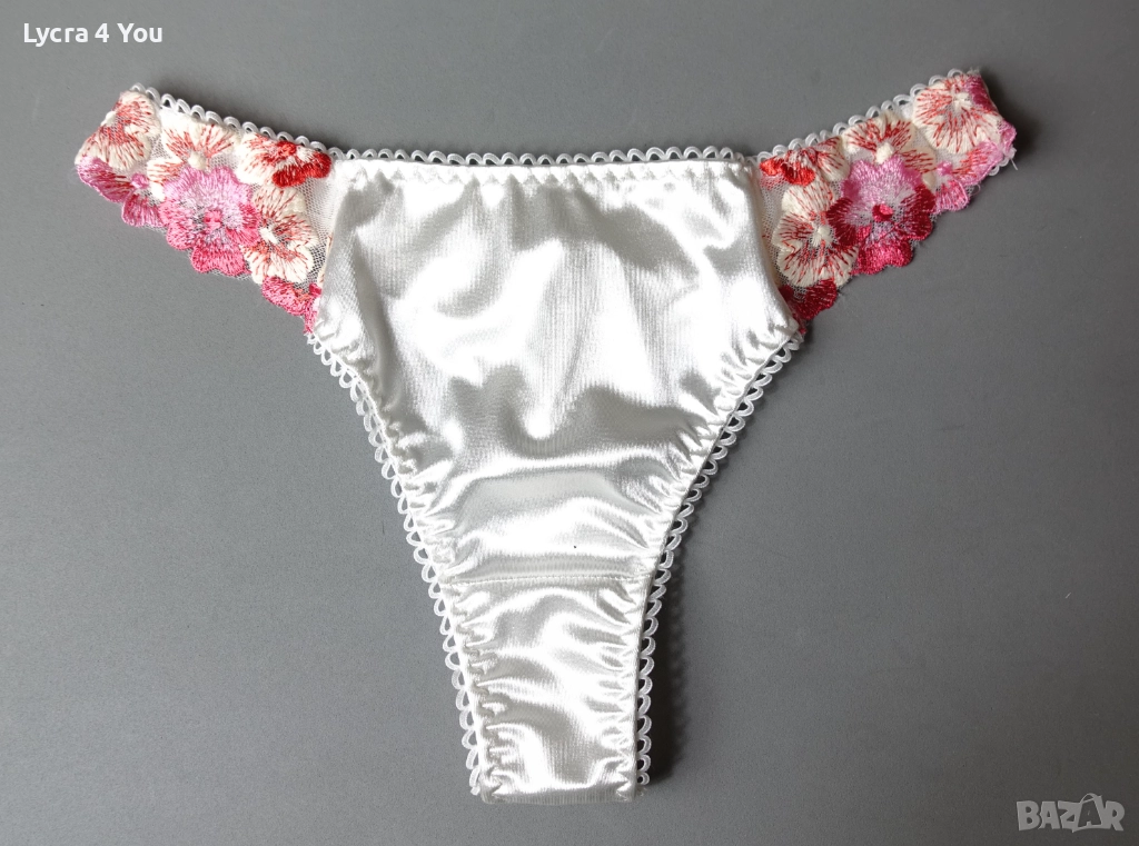 M/L сатенена нова прашка с красив колан и цветни бродерии, снимка 1