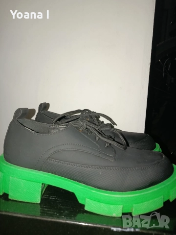 Дамски обувки с масивна зелена подметка 