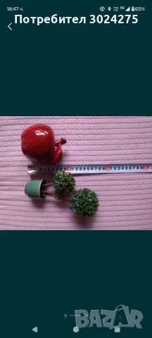 Декоративни червени ябълки и дръвчета