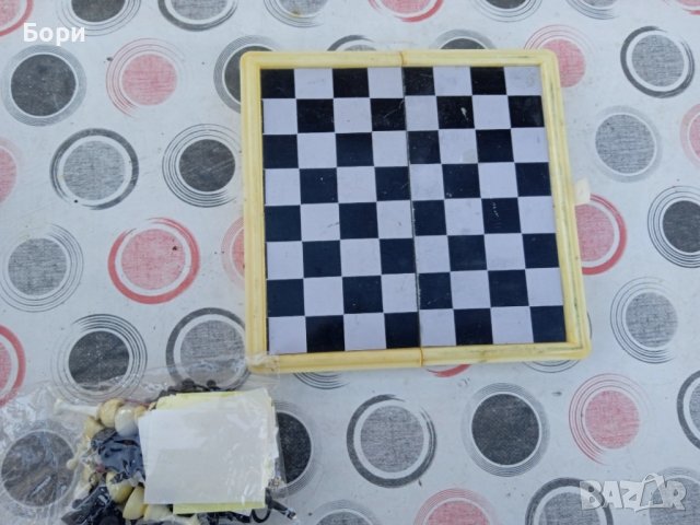 Стар магнитен шах, снимка 4 - Шах и табла - 39661027