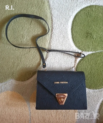 Малка черна чанта