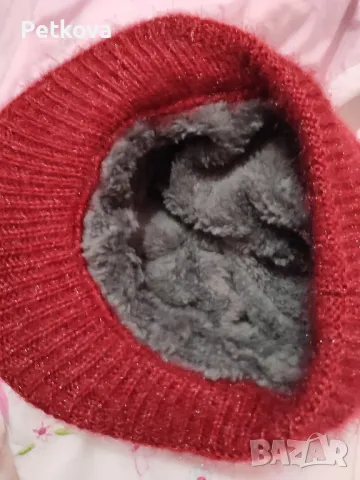 Дамска шапка, червена , снимка 2 - Шапки - 48296952