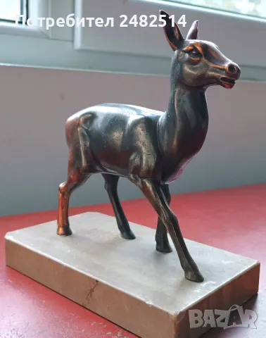 Ар деко бронзова скулптура статуетка върху мраморна основа.