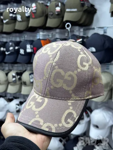 Маркови шапки с козирка 