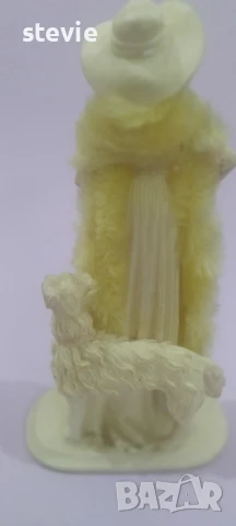 Фигура на дама с куче, снимка 4 - Статуетки - 50893122