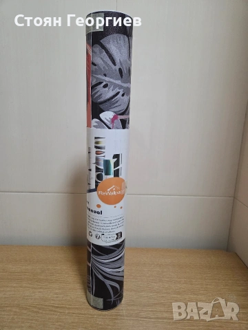 Чисто нова ролка тапет с тропически мотиви. 