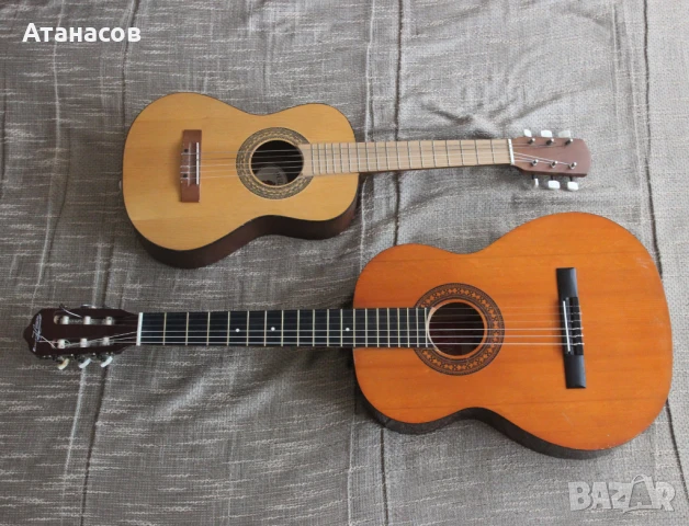 Две китари - малка " Пълдин" , голяма "Кремона"