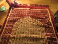 турско молитвено килимче, килимче за молитва за Намаз фон бурдо с красиви златни  флорални мотиви, снимка 2