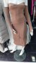 Кафява рокля под коляното с голи рамене