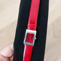 Дамски часовник с червена каишка и камъчета Сваровски на циферблата, снимка 2 - Дамски - 38577182