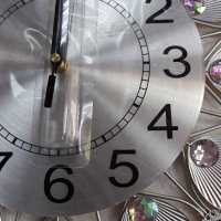Часовник Сребърен Паун, безшумен механизъм. Ф 49 см. Материал : Метал и стъклени орнаменти, снимка 7 - Стенни часовници - 37527308