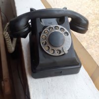 Стар бакелитен телефон, снимка 1 - Антикварни и старинни предмети - 34660583