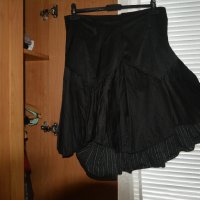 Черна сатенена пола с райе, като нова, снимка 2 - Поли - 32243879