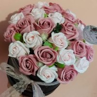 Букет със двайсет и седем сапунени рози в черна луксозна кутия , снимка 1 - Подаръци за жени - 40295463