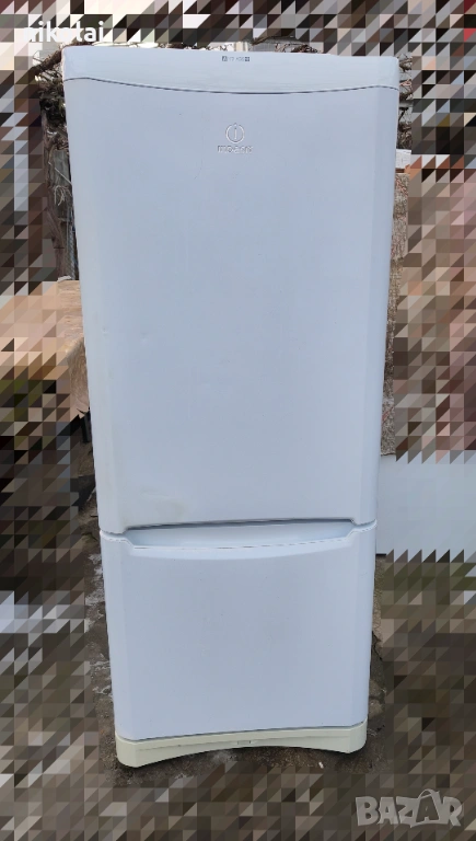 Хладилник с фризер Indesit, снимка 1