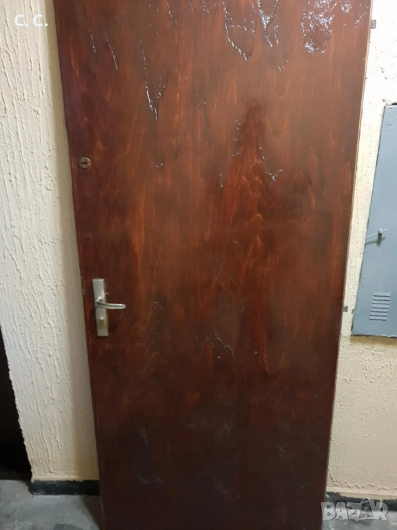 Продава се дървена входна врата (без каса) , снимка 1