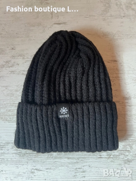 Черна дамска плетена зимна шапка с дебел плюш отвътре и снежинка отпред с надпис спорт 🖤🖤🖤, снимка 1