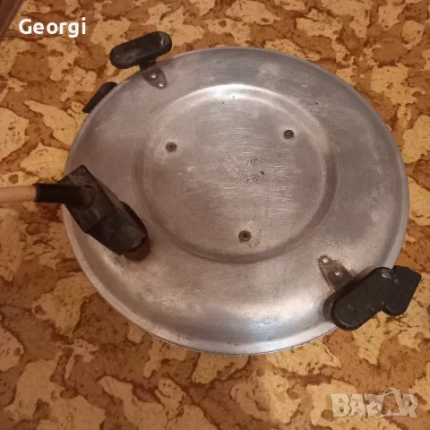 стара електрическа тенджера от комунизма