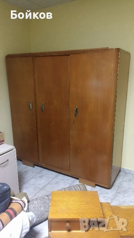 трикрилен гардероб орех, снимка 2 - Гардероби - 52979258