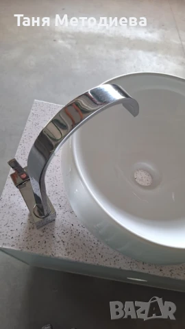 Реновиран бял шкаф за баня с модерна мивка тип купа и луксозна батерия, снимка 6 - Мивки - 51129855