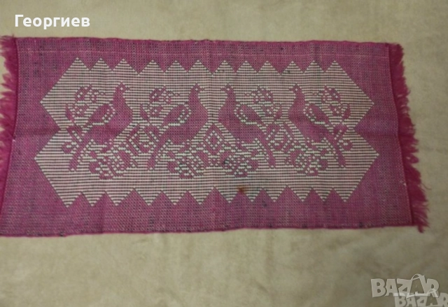 Ръчно тъкан кавиьор,бродирани възглавници,и карета.