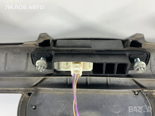 Лайсна капак багажник бутон отваряне врата Тойота Версо buton zaden kapak Toyota Verso 768110F050, снимка 3 - Части - 53279983