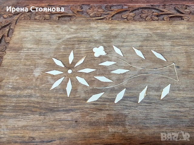 Винтидж табла за сервиране с ръчно резбовани флорални елементи, произход Индия около 1970 г. , снимка 8 - Декорация за дома - 53391619