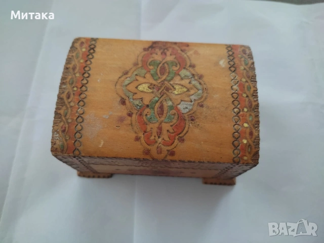 Малка дървена кутия с монети 