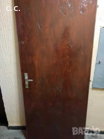 Продава се дървена входна врата (без каса) 