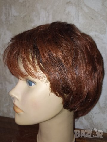 Качествена къса перука с бретон кестеняво с червеникав оттенък 