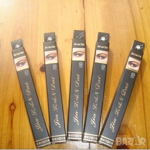 Двойна очна линия-писалка с дълготраен ефект и водоустойчивост