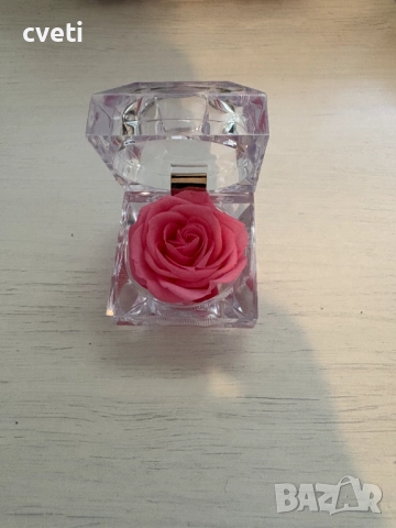 Вечна роза в кристална кутия 