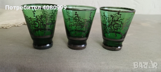 Венецианска карафа рисувана със сребро и три чашки, снимка 11 - Антикварни и старинни предмети - 51938860