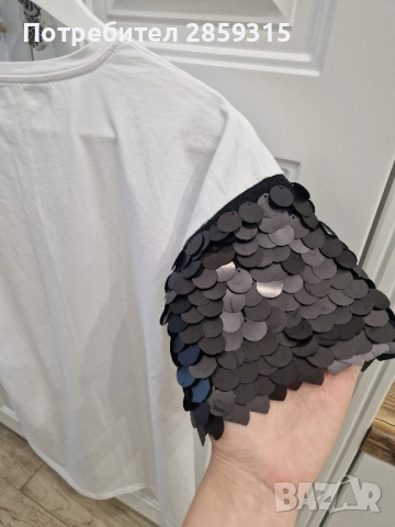 Спортно-елегантна дамска тениска - бяла с черна щампа и пайети, размер S, снимка 5 - Тениски - 52155903