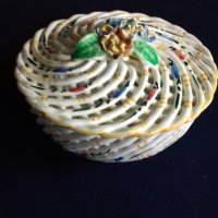 Порцеланова ажурена бонбониера изключителна изработка, снимка 2 - Сервизи - 32422196