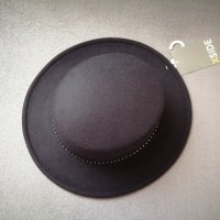 Черна дамска шапка с периферия и декоративни детайли в сребрист цвят, снимка 7 - Шапки - 43554291