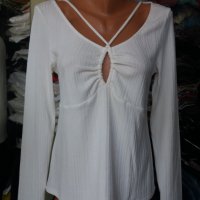 Бяла блуза от еластично трико с ефектно деколте , снимка 1 - Тениски - 43262340
