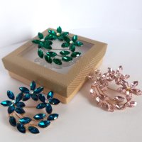 Цветни брошки с кристали в подаръчна кутийка, снимка 6 - Подаръци за жени - 43427476