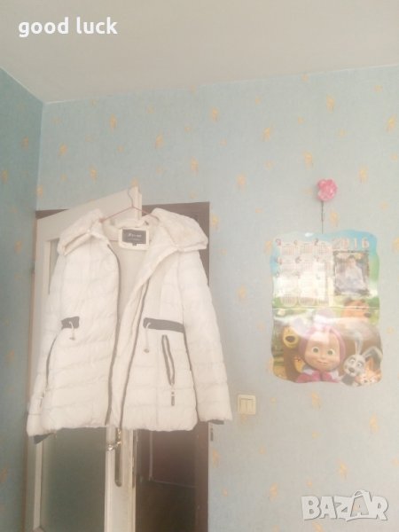 Красиво бяло яке с черен страничен цип и с качулка,размер Л,за 45 лв., снимка 1