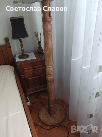 Висок лампион със стойка от стругован дъб и светлозелена шапка  , снимка 3 - Лампиони - 52070268